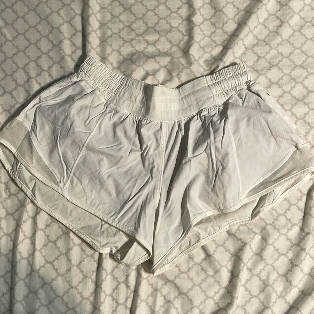 White lululemon hotty hot shorts — 6